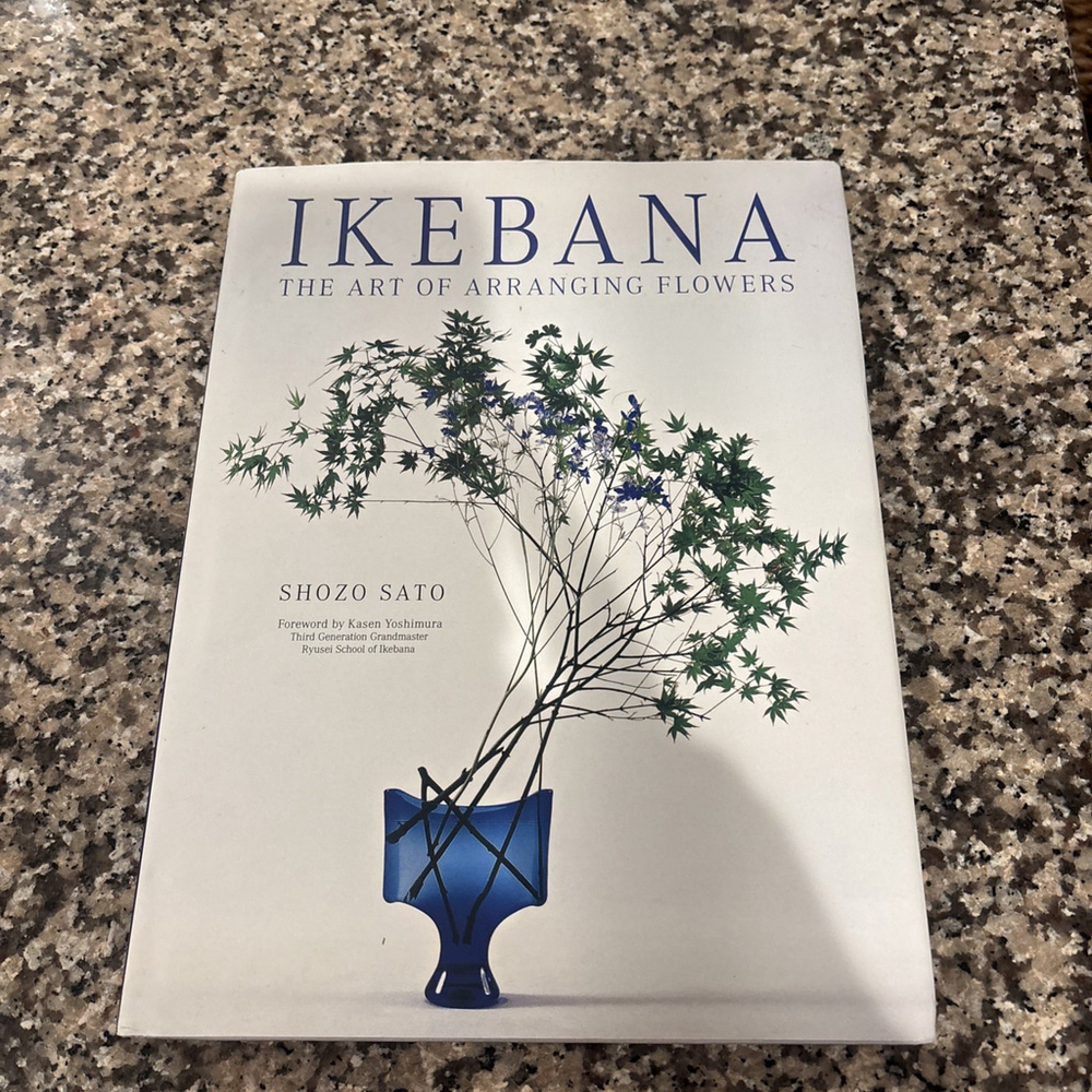Ikebana : The Art of Arranging Flowers by Shozo Sato. HC. Tuttle. 2008. VG